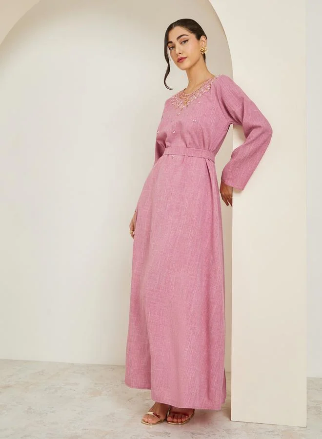 أميرة جلابية وردية مطرزة مع حزام